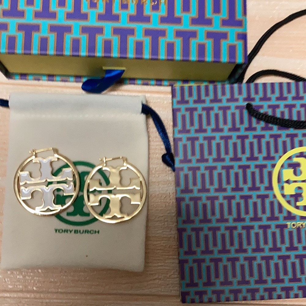 Tory Burch Gold and White Logo Circle Drop Earrings - Picture 4 of 5
